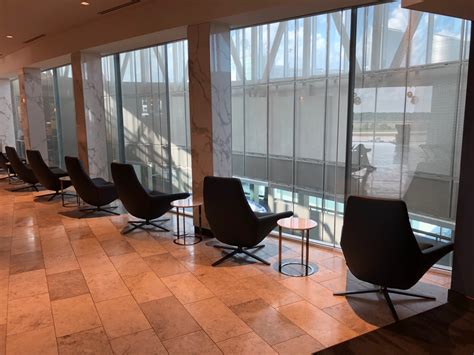 Review: United Polaris Lounge Houston (IAH) - Live and Let's Fly