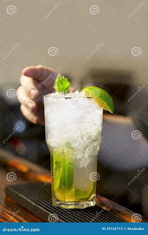 El Camarero Adorna Mojito Del C Ctel Foto De Archivo Imagen De Coctel