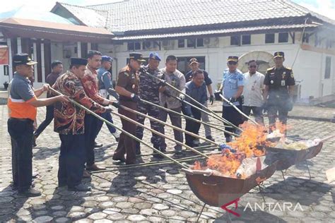 Kejari Simeulue Musnahkan Barang Bukti Tindak Pidana ANTARA News Aceh