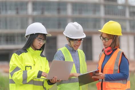 Ingenieros jóvenes y senior discuten sobre el trabajo de un gran