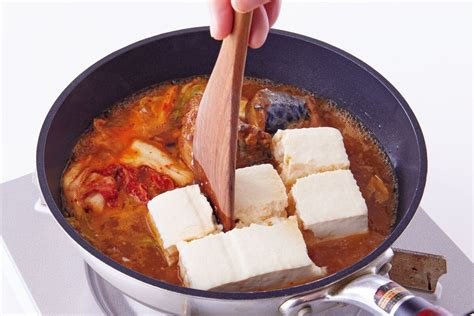 【約10分で完成！】ご飯がすすむ簡単うま辛おかず『豆腐とさば缶のキムチ煮』のレシピ オレンジページnet