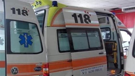 Cade Da Una Scala Mentre Pota Una Pianta Trasportato In Ospedale In