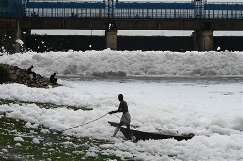 Espuma tóxica cubre un río sagrado cerca de Nueva Delhi mientras la