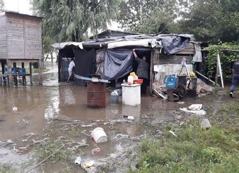 Asisten y evacúan familias en La Balandra por la crecida del río