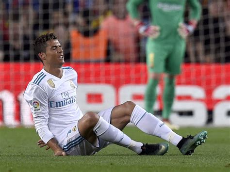 Ronaldo leaves El Clasico after suffering apparent ankle injury - HeadtoHeadFootball