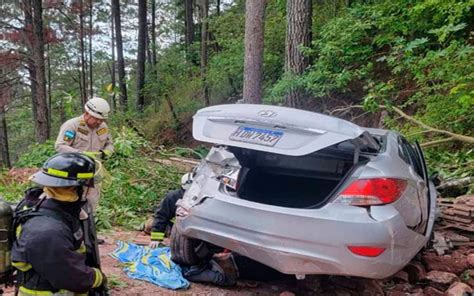 Mujer Muere Tras Caer Con Su Veh Culo A Hondonada En La Carretera A