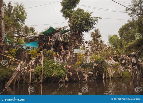 Island of the Dolls in the Channels of Xochimilco in Mexico City Stock ...