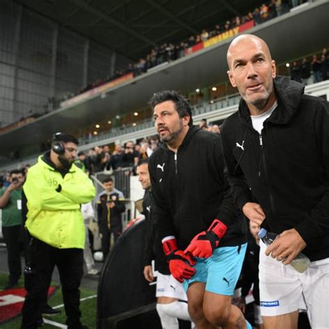 L Algérie a tenté Zinédine Zidane pour le poste de sélectionneur L Équipe