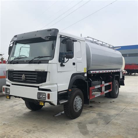 Clw 4X4 266 HP Sinotruck HOWO 12 Tons Fuel Tanker Oil Dispenser Truck