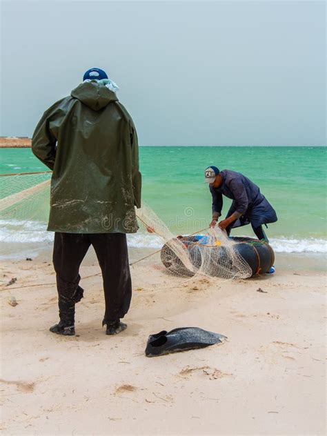 Pescadores Cosechando Sus Redes Llenas De Peces Capturados En La Playa