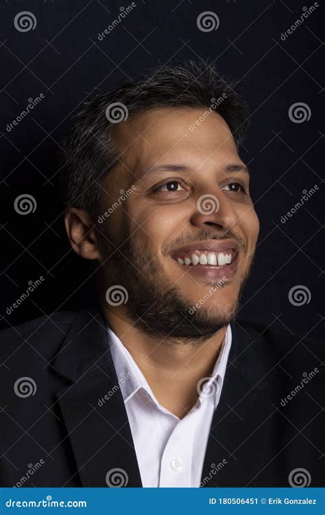 Retrato De Um Homem Bonito Sorrindo Com Barba Pequena Imagem De Stock