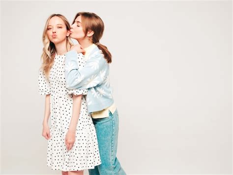 Zwei junge schöne blonde lächelnde Hippie Frau in trendiger Sommerkleidung Kostenlose Foto