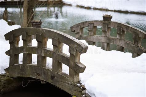 Ponte De Madeira Pequena Robusta Em Um Lago Pequeno Imagem De Stock