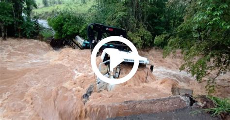 VÍDEO Ponte desmorona e homens ficam ilhados em SC