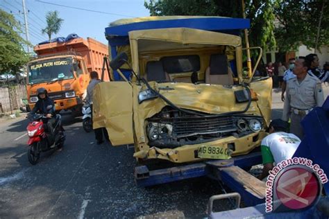 Truk Bermuatan Batu Bara Tabrak Rumah Warga Antara News