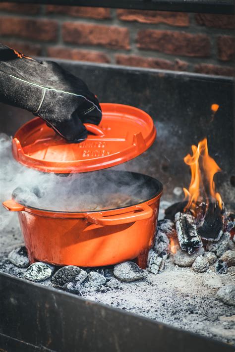 Dutch Oven 4 5 Qt Limited Edition Pre Seasoned The Windmill Cast Iron