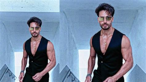 Tiger Shroff Flaunts His Chiselled Abs Perfectly Toned Body In New