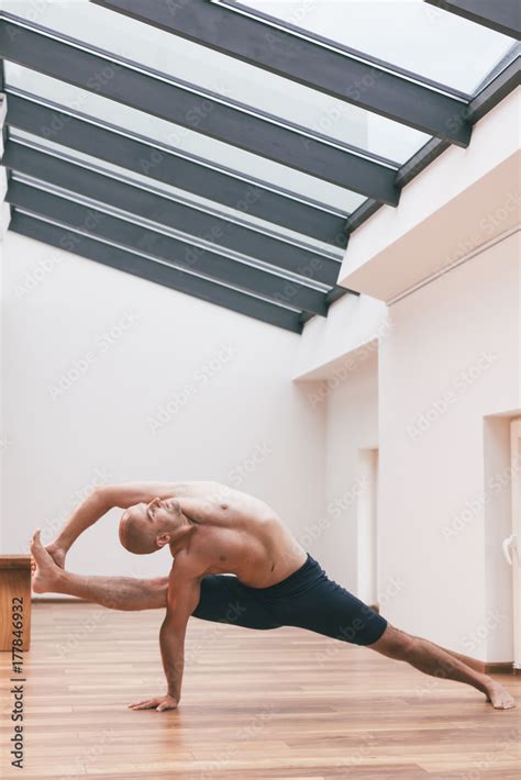 Foto De Yoga Man At Flying Warrior Pose Visvamitrasana Do Stock