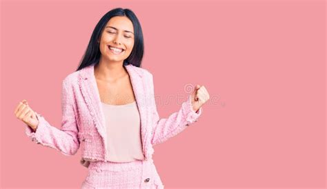 Joven Y Hermosa Chica Latina Con Ropa De Negocios Muy Feliz Y Emocionada Haciendo Gesto De