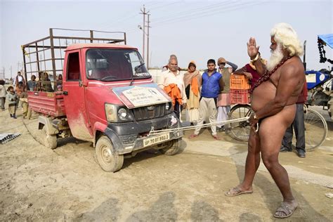 Extraña Demostración De Fortaleza Espiritual En Un Festival Hindú Un Hombre Arrastró Una