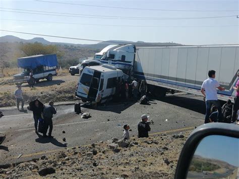 Vagoneta De Transporte De Personal Choca Contra Tr Iler Fotos Y Video