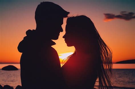 Um Casal Apaixonado Por Um Fundo P R Do Sol Foto Premium