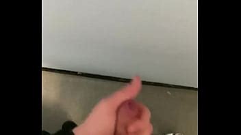 Masturbándose en los baños públicos con semen por todas las paredes XVIDEOS