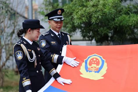 我和警旗同框，定格别样“警”色警察节特辑澎湃号·政务澎湃新闻 The Paper