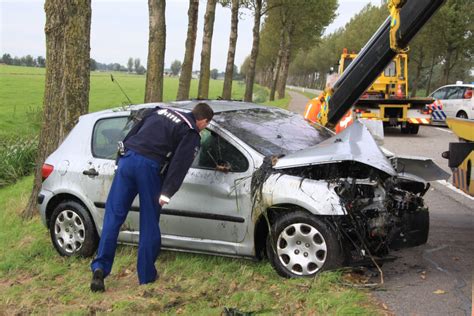 Auto Rijdt Tegen Boom En Belandt In Sloot Bestuurder Gewond