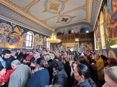 Mitropolit Hrizostom Slu Io Svetu Arhijerejsku Liturgiju U Mokrom