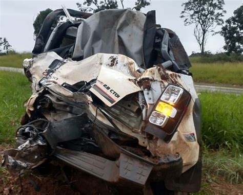 Caminh O Atinge Traseira De Caminhonete Violentamente E Duas Pessoas