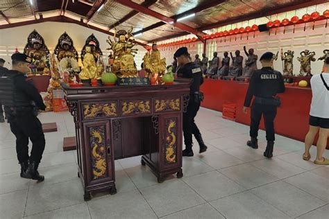 Foto Polsek Taman Sari Dan Gegana Sterilisasi Vihara Jelang Perayaan