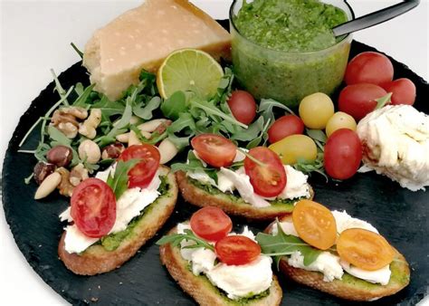 Bruschetta Met Rucolapesto En Mozzarella Lekker Tafelen