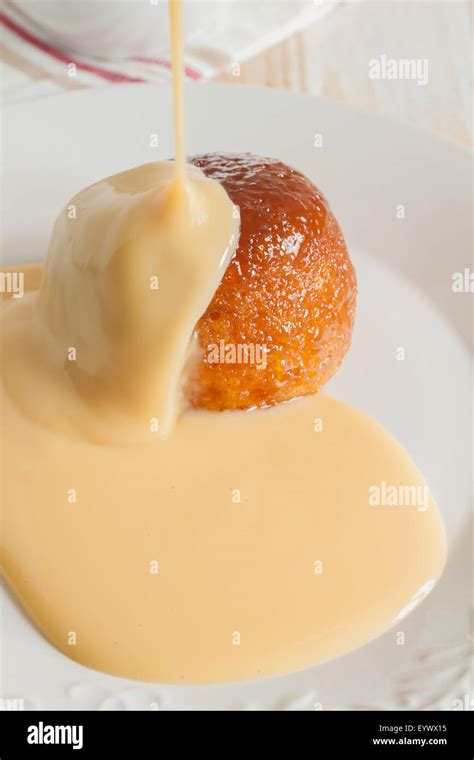 Ged Mpfte Golden Syrup Sponge Pudding Und Vanille Pudding