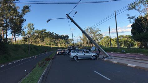 Batida De Carro Em Poste Na Rodovia Raimundo Maiolini Deixa Duas