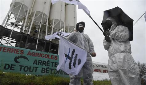 VIDÉO Les Soulèvements de la terre manifestent devant le géant du