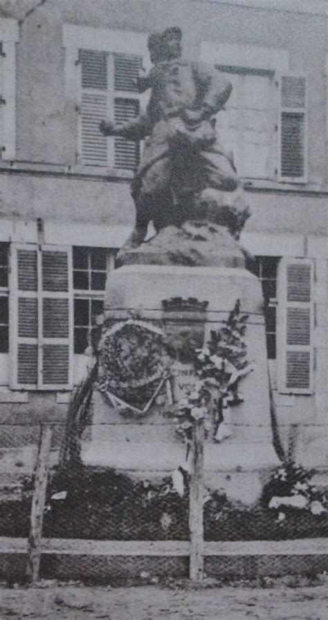 Void Vacon L Dification Du Monument Aux Morts Vidusien Une Longue