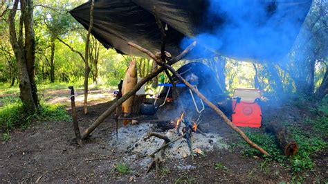 CAMPAMENTO DE PESCA Y COCINA Pesca Con Espinel Y Anzuelo En Ramas