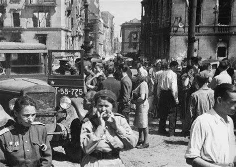 Des soldats soviétiques dans une rue de la zone doccupation soviétique