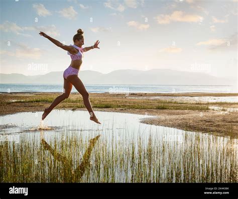 15 años bikini fotografías e imágenes de alta resolución Alamy