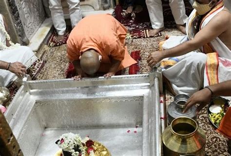 Cm Yogi Varanasi Visit Todayसीएम योगी ने काशी विश्वनाथ के दरबार में लगाई हाजिरी प्रदेश वासियों