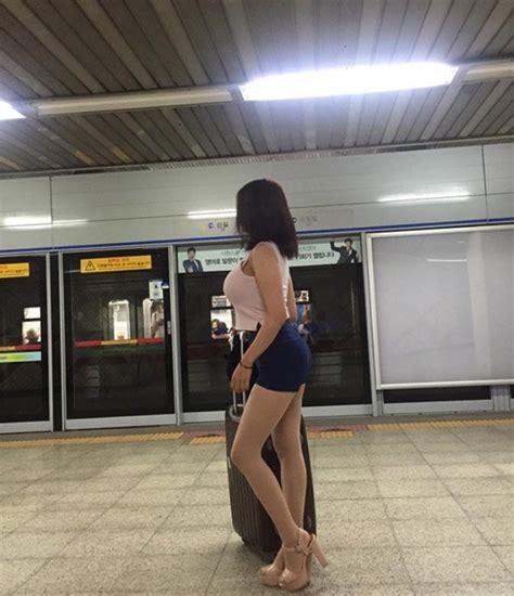 danh xưng hot girl kỳ lạ nhất ngấu nghiến nắm kẹo bông cũng nhận được hàng ngàn tin nhắn