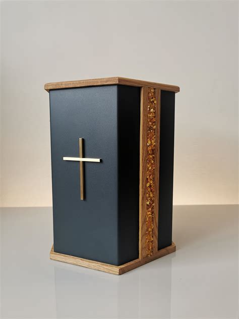 Experts explain the materials used in a modern urn urn 12