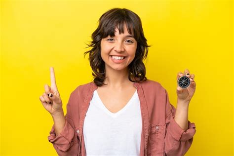 Jovem Mulher Latina Segurando B Ssola Isolada Em Fundo Amarelo