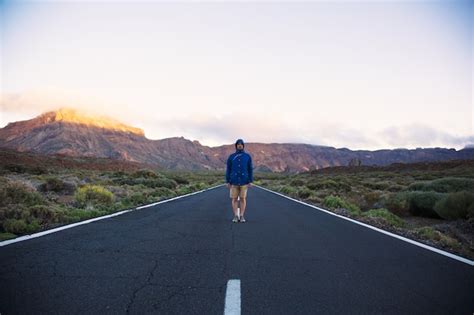 Viajero Solitario En Carretera Foto Gratis