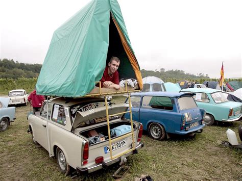 Campen auf dem Dach Autos sind neuen Zeltplätze