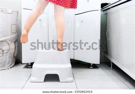 Little Girl Standing Naked On Chair库存照片 Shutterstock