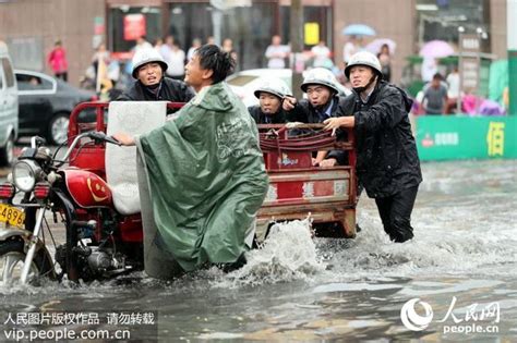 山西运城：暴雨中转移遇险群众（2016810）18版 图片频道 人民网