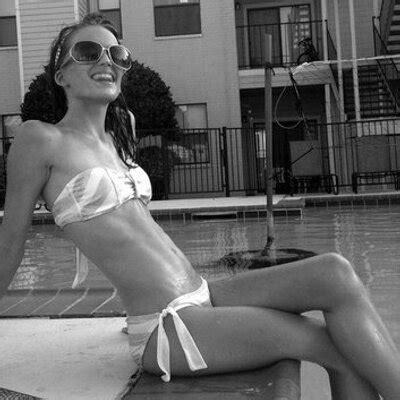 7 Hot Sexy Lillian Powell Bikini Pics