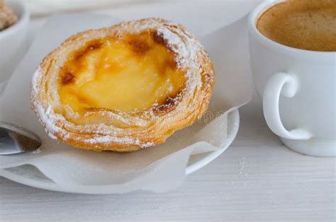 Tarta Portuguesa Del Huevo Del Postre Pasteis De Nata En La Mano Del